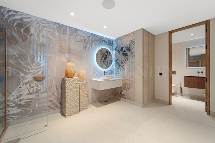Image No.52-6 Bed Property for sale
