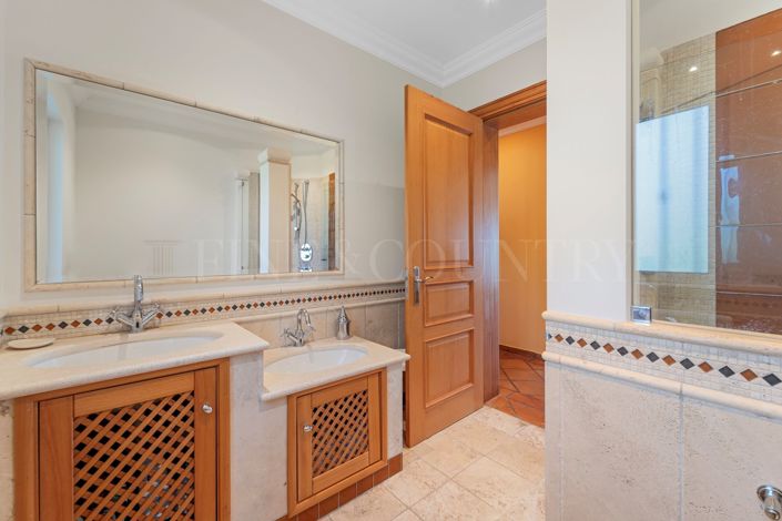 Image No.48-4 Bed Property for sale