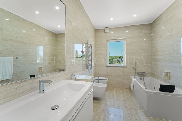 Image No.29-3 Bed Property for sale