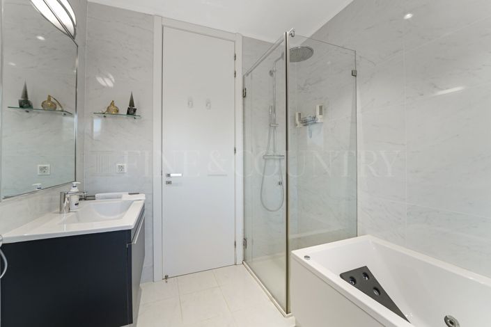 Image No.37-3 Bed Property for sale
