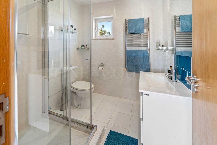 Image No.24-7 Bed Property for sale