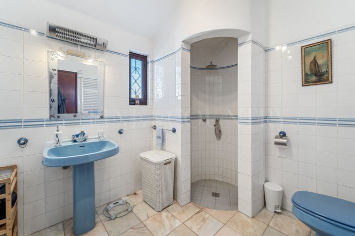Image No.12-3 Bed Property for sale