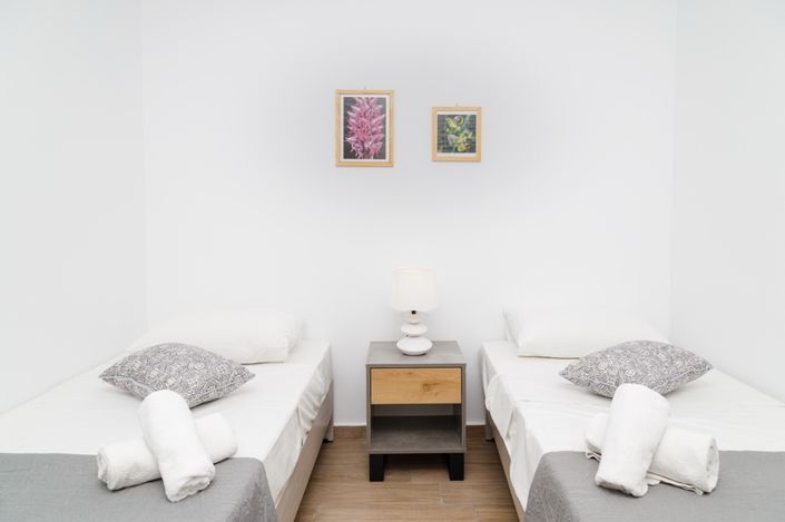 Image No.8-4 Bed House for sale