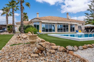 6 Bed Villa for sale