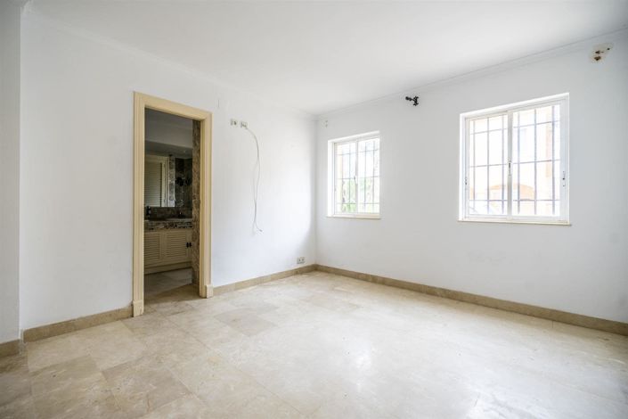 Image No.10-3 Bed Townhouse for sale