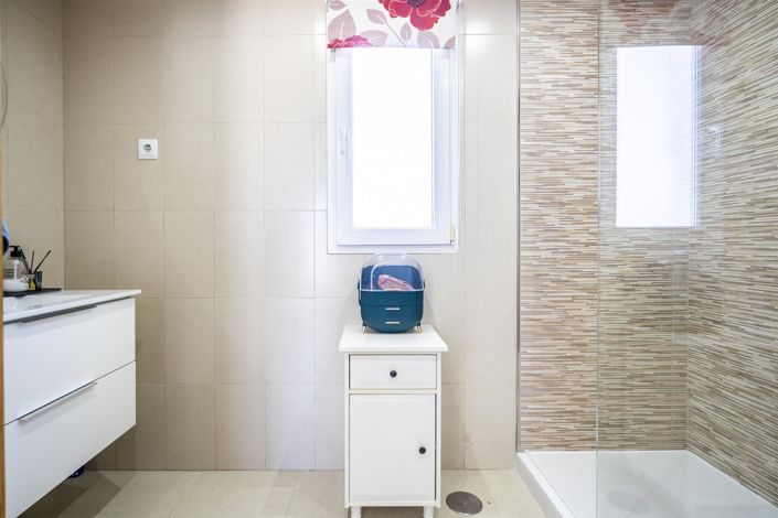 Image No.12-2 Bed Property for sale