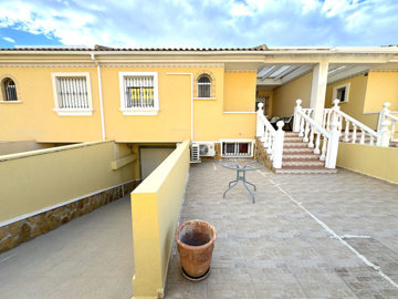 48374sizeable5bedroomtownhousewithplentyofout