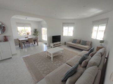 48866large3bedroomdetachedvillawithprivatepoo