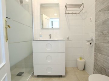 48895charming2bedtopfloorapartmentwithsaltlak