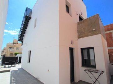 48947luxury3bedroomlakesidevillawithstunningv
