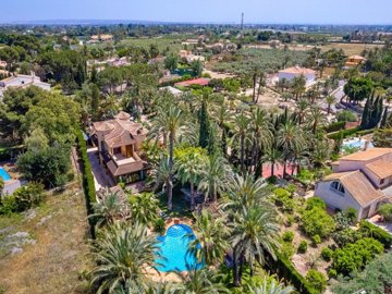 48973fabulousfivebedroomfamilyhomeluxurylivin