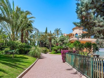 48973fabulousfivebedroomfamilyhomeluxurylivin