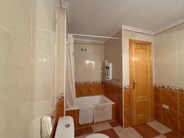 48995charmingtopfloorapartmentwithprivatesola