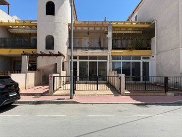 48995charmingtopfloorapartmentwithprivatesola