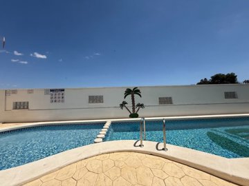48995charmingtopfloorapartmentwithprivatesola