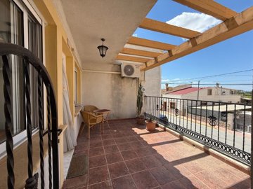 48995charmingtopfloorapartmentwithprivatesola