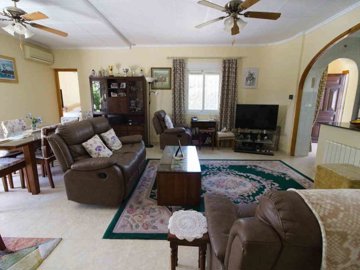 48999charming3bedroomlakesidevillawithaprivat