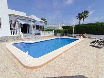 48999charming3bedroomlakesidevillawithaprivat