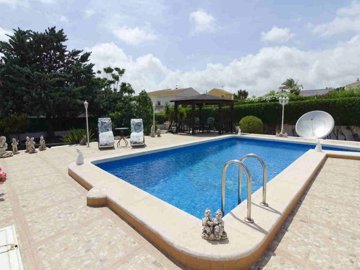 48999charming3bedroomlakesidevillawithaprivat