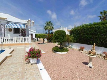 48999charming3bedroomlakesidevillawithaprivat