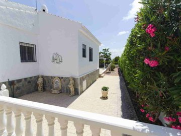 48999charming3bedroomlakesidevillawithaprivat