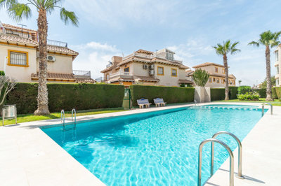 49028spacious3bedroompropertywithpoolviews030