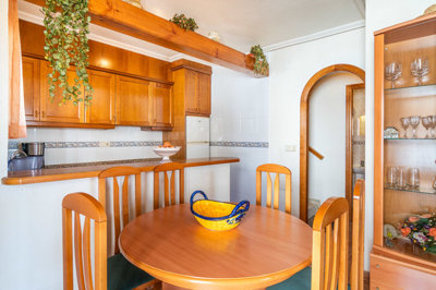 49028spacious3bedroompropertywithpoolviews030