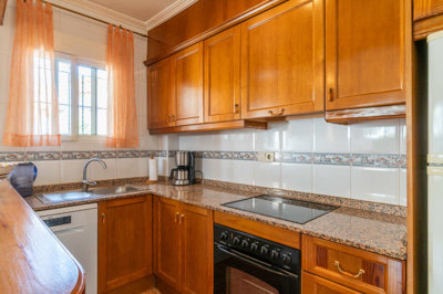 49028spacious3bedroompropertywithpoolviews030