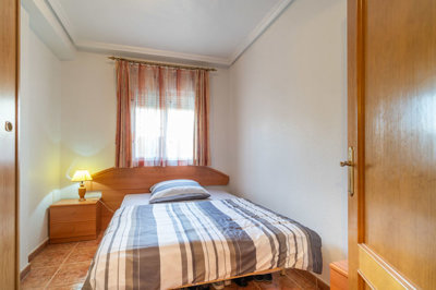 49028spacious3bedroompropertywithpoolviews030