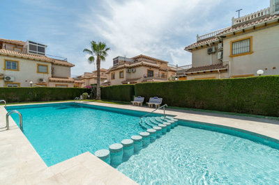49028spacious3bedroompropertywithpoolviews030