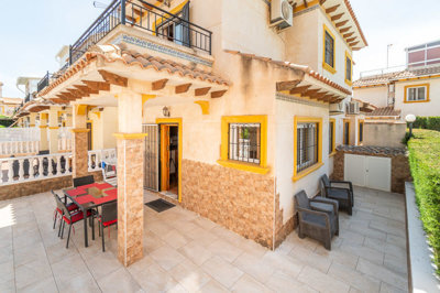 49028spacious3bedroompropertywithpoolviews030