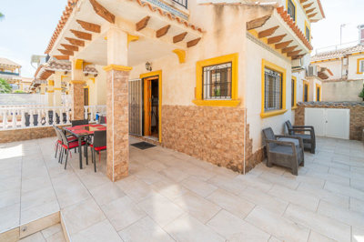 49028spacious3bedroompropertywithpoolviews030