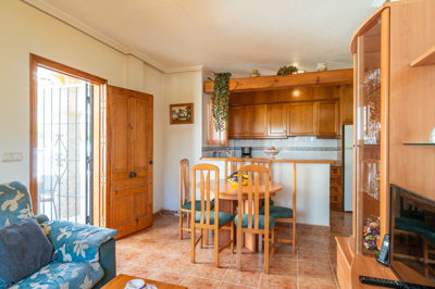 49028spacious3bedroompropertywithpoolviews030
