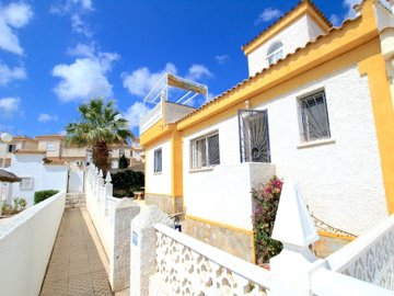 49070sundrenched3bedbungalowoverlookingthecom