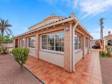 49069fabulous4bedroomvillawithmanyextraselcha