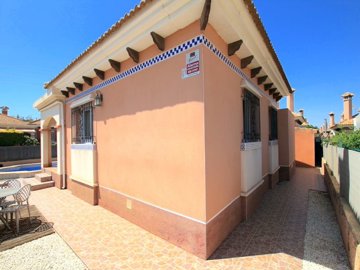 49065charming3bedroomdetachedbungalowcornerpl