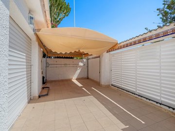 49099spaciousdetachedvillawithseparateguestac