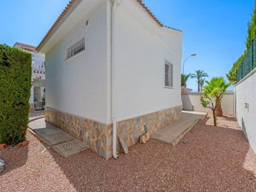 49099spaciousdetachedvillawithseparateguestac