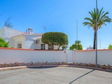 49099spaciousdetachedvillawithseparateguestac