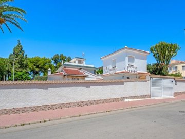 49099spaciousdetachedvillawithseparateguestac