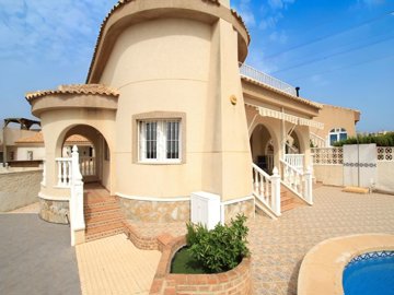49118desirable2bed2bathdetachedvillawithapriv