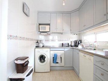 49132roomysouthfacingduplexapartmentwithapriv