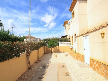 49153sundrenched3bedroompropertywithalargegar