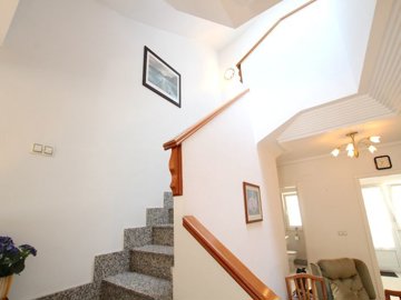 49165exceptionallyspacioustownhousewithaninte