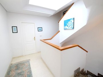 49165exceptionallyspacioustownhousewithaninte