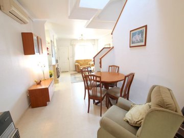 49165exceptionallyspacioustownhousewithaninte