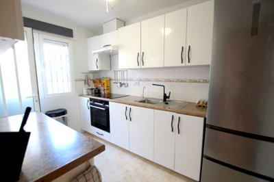 49173stylish3bedsemidetachedvillawalkingdista