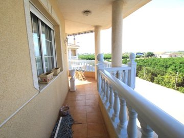 49172spaciouscornertownhouseinlospalaciosform