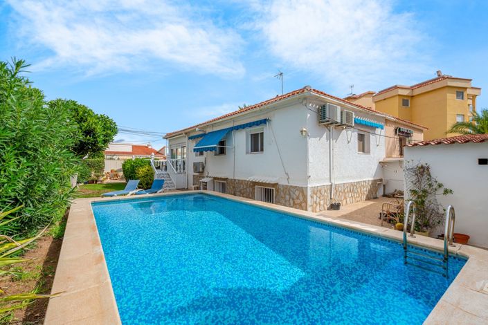 Image No.1-4 Bed Villa for sale