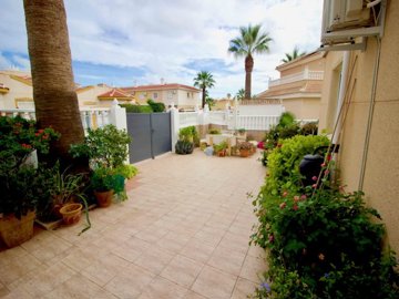 49240roomy23bedsemidetachedvillaindonapepa271